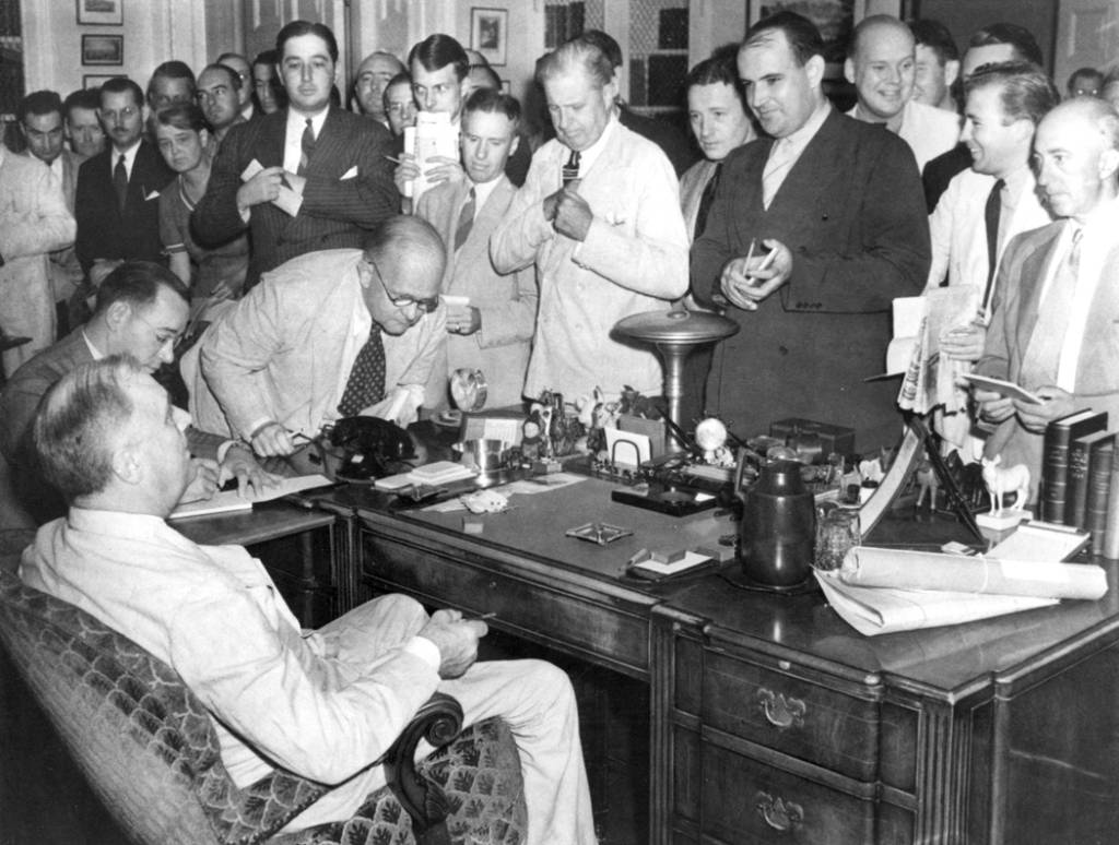 Periodistas reunidos alrededor del escritorio del presidente Roosevelt en 1944 Periodistas reunidos alrededor del escritorio del presidente Roosevelt en 1944