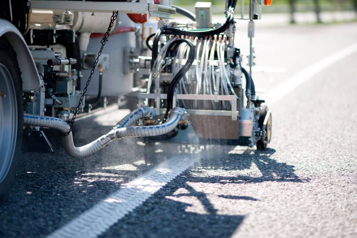 Нанесение разметки холодным пластиком