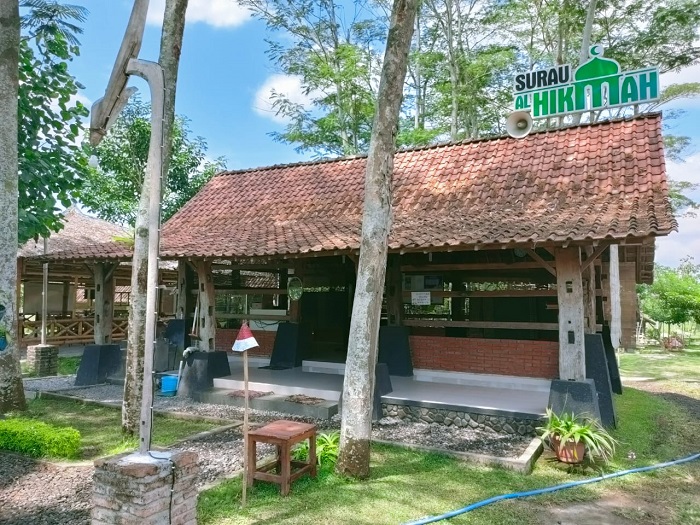 Saung, satu di antara fasilitas penunjang di Taman Sehat Rejosari.