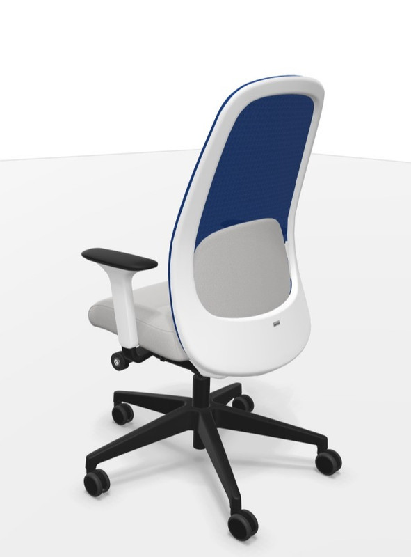 Bürostuhl mit grauem Sitz und blauem Netzrücken, Ansicht von hinten.