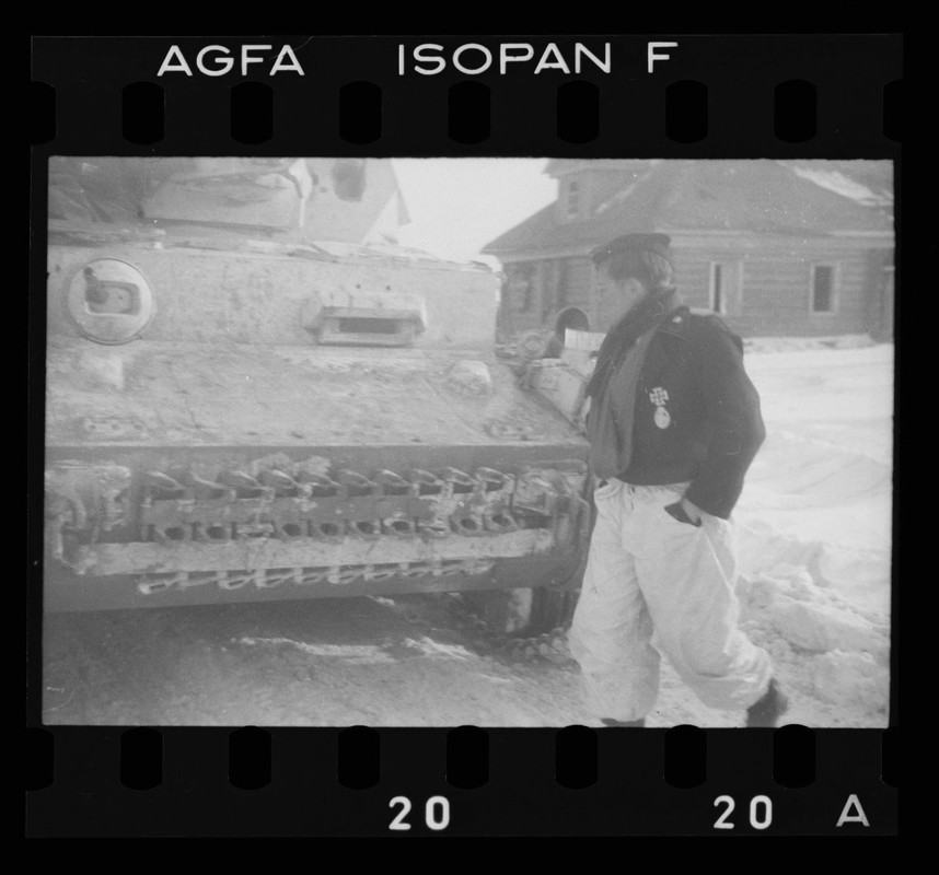 Soldat mit Orden am Sturmgeschütz