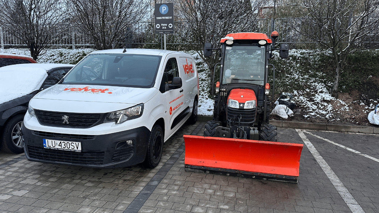 Odśnieżanie parkingu między samochodami - jak zorganizować współpracę z mieszkańcami
