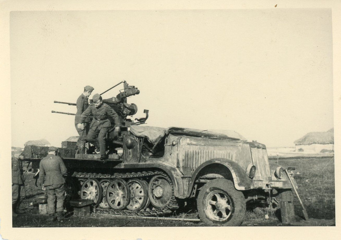 Flak Vierling auf Halbkette Geschütz Artillerie 