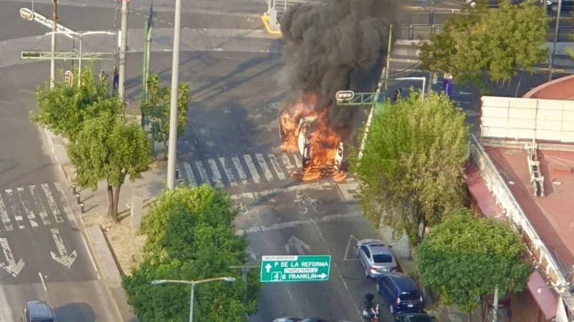 ¡Precaución! Registran dos autos incendiados en calles de la Ciudad de México