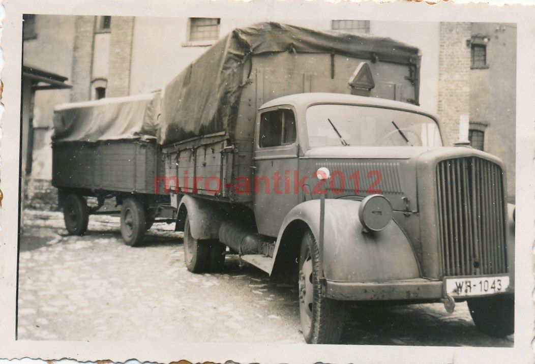 Foto, Blick auf einen alten Lkw mit Hänger, Oldt