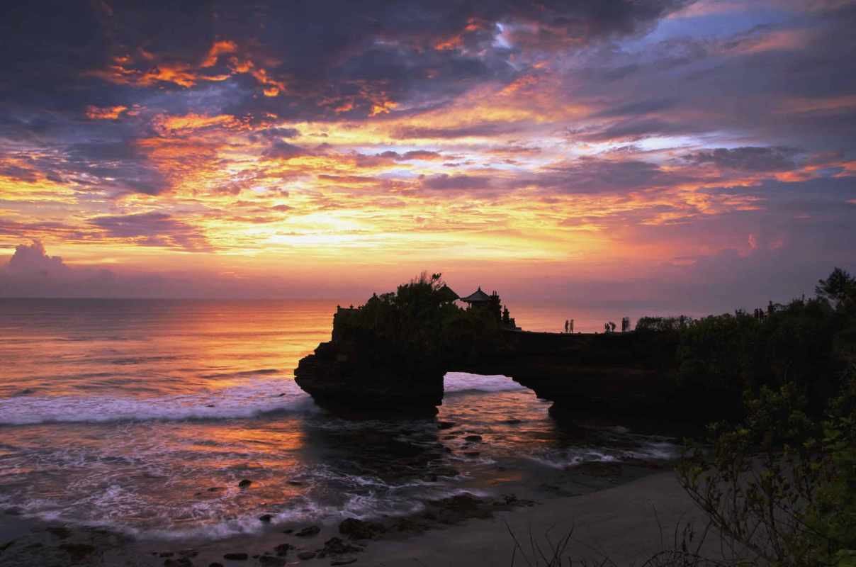 Tanah Lot Bali saat sunset