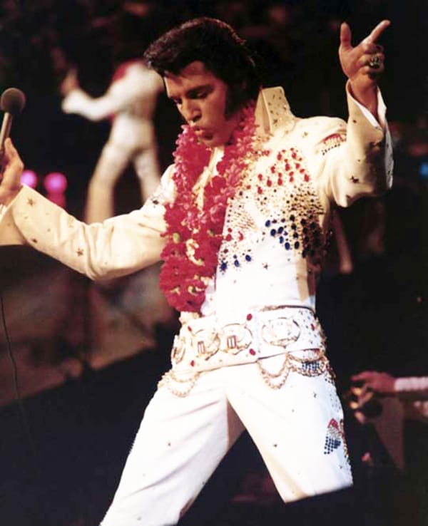 Elvis_dirigiert_seine_Band_14173