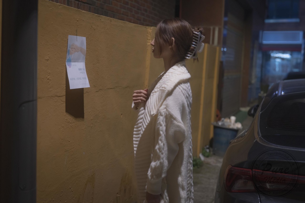 Yeha（예하）《浅色系针织长裙》写真，夜晚街道，温柔与氛围感美女欣赏插图2