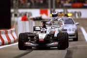 Temporada 2001 de Fórmula 1 - Pagina 2 F1-spanish-gp-2001-hakkinen-mclaren-gets-a-lift-back-from-david-coulthard-mclaren