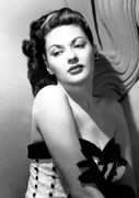 Yvonne-De-Carlo-d11