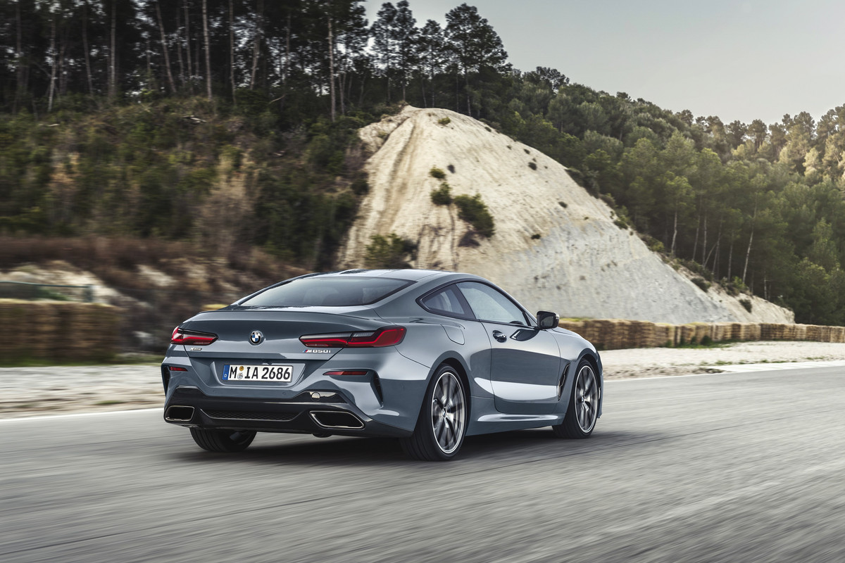 P90306614_highRes_the-all-new-bmw-8-se