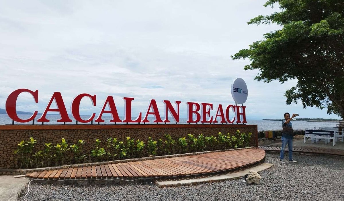 Pesona Sunset Romantis di Pantai Cacalan, Spot Favorit Wisatawan!
