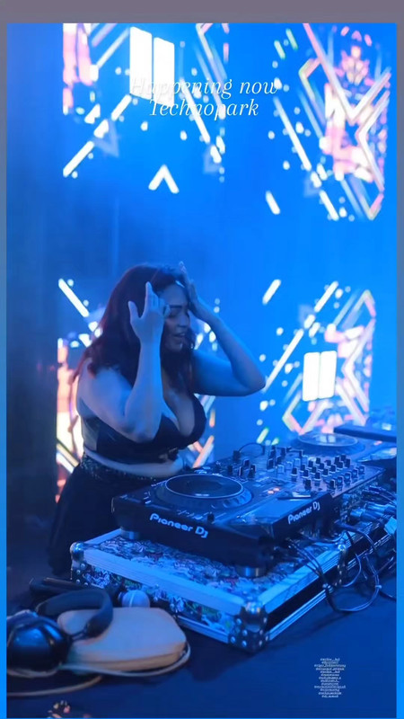 dj girl huge bouncing tits.mp4_snapshot_00.00.010