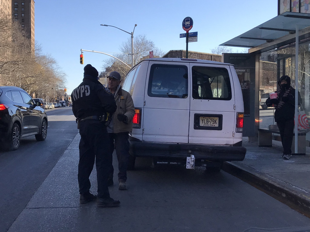 Se busca agresor por golpear a una anciana de 89 años en Brooklyn