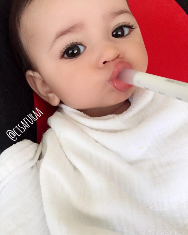 Родители выложили в сеть фотографии своей девочки и она покорила миллионы своим взглядом