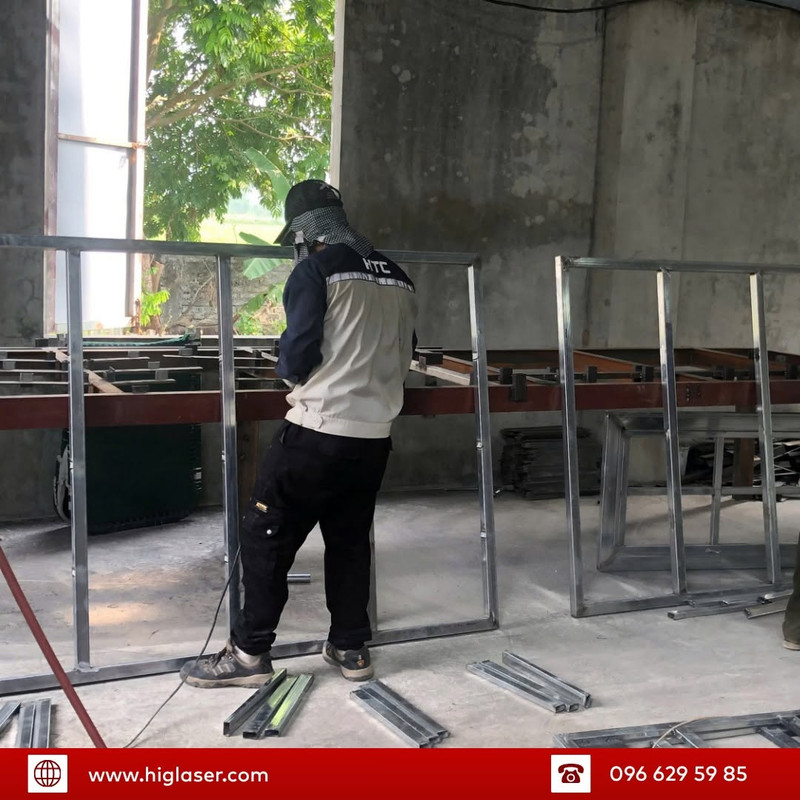 Thi công hàn hoàn thiện khung vách, khung cửa