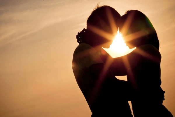 sillhouette-couple-love-600nw-79234024
