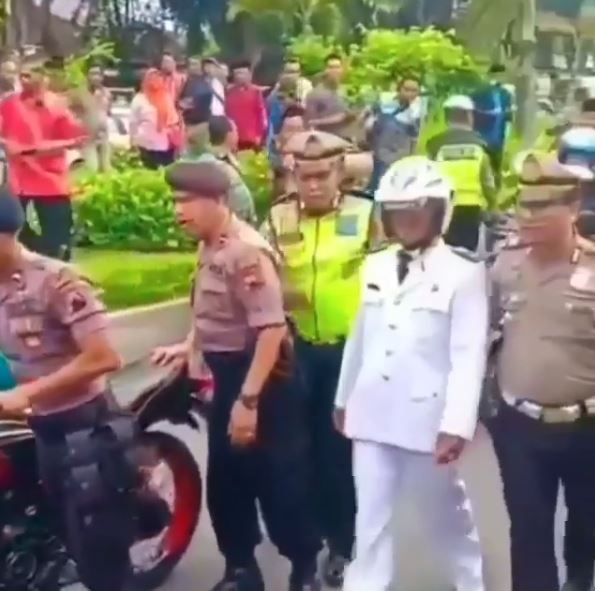Postingan video ketika polisi mengamankan Kepala Desa Kebonrojo Zaenal Mustakim yang geber motor di Magelang, Jawa Tengah, Rabu (8/1/2020).
