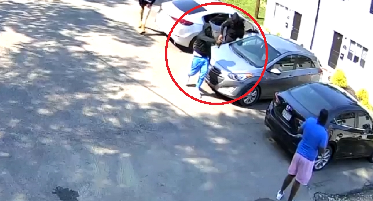 Hombre escapa de auto en movimiento durante intento de secuestro (VIDEO)