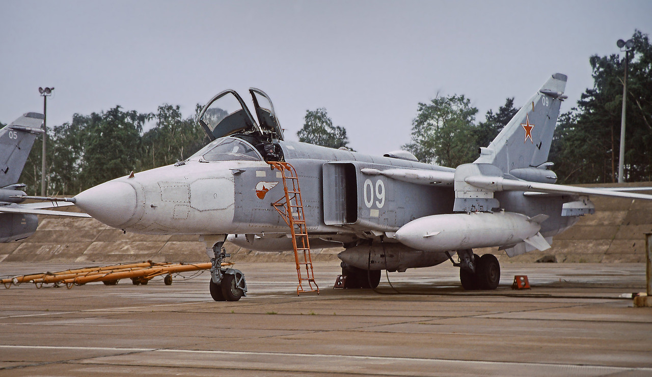 11 ORAP Su-24MR 09 White_0515317 (4)