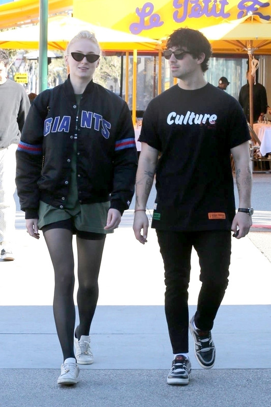 sophie-turner-shopping-in-la-12519-20