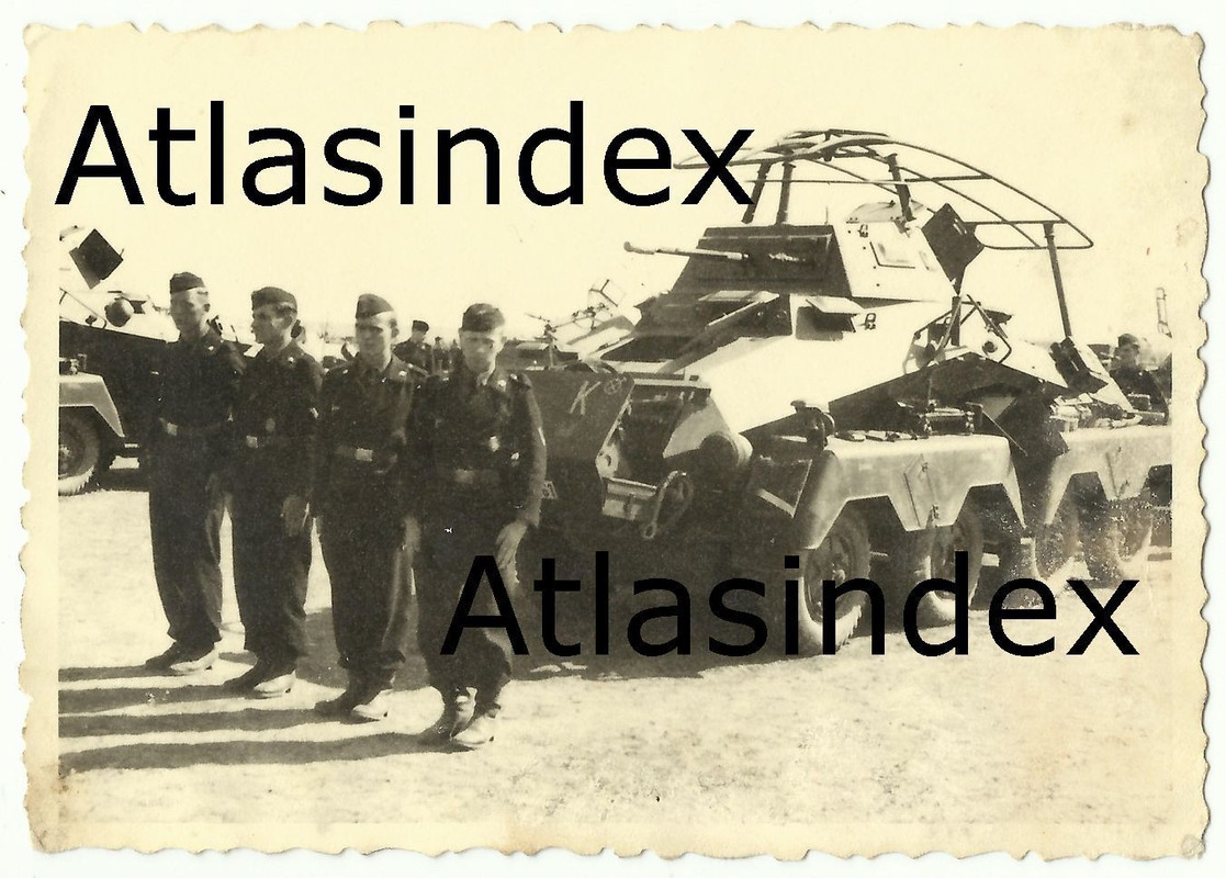 Panzerbesatzung vor Achtrad - Panzerspähwagen mi