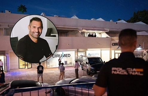 Fachada de una clínica de cirugía estética en Marbella con cinta policial en la entrada