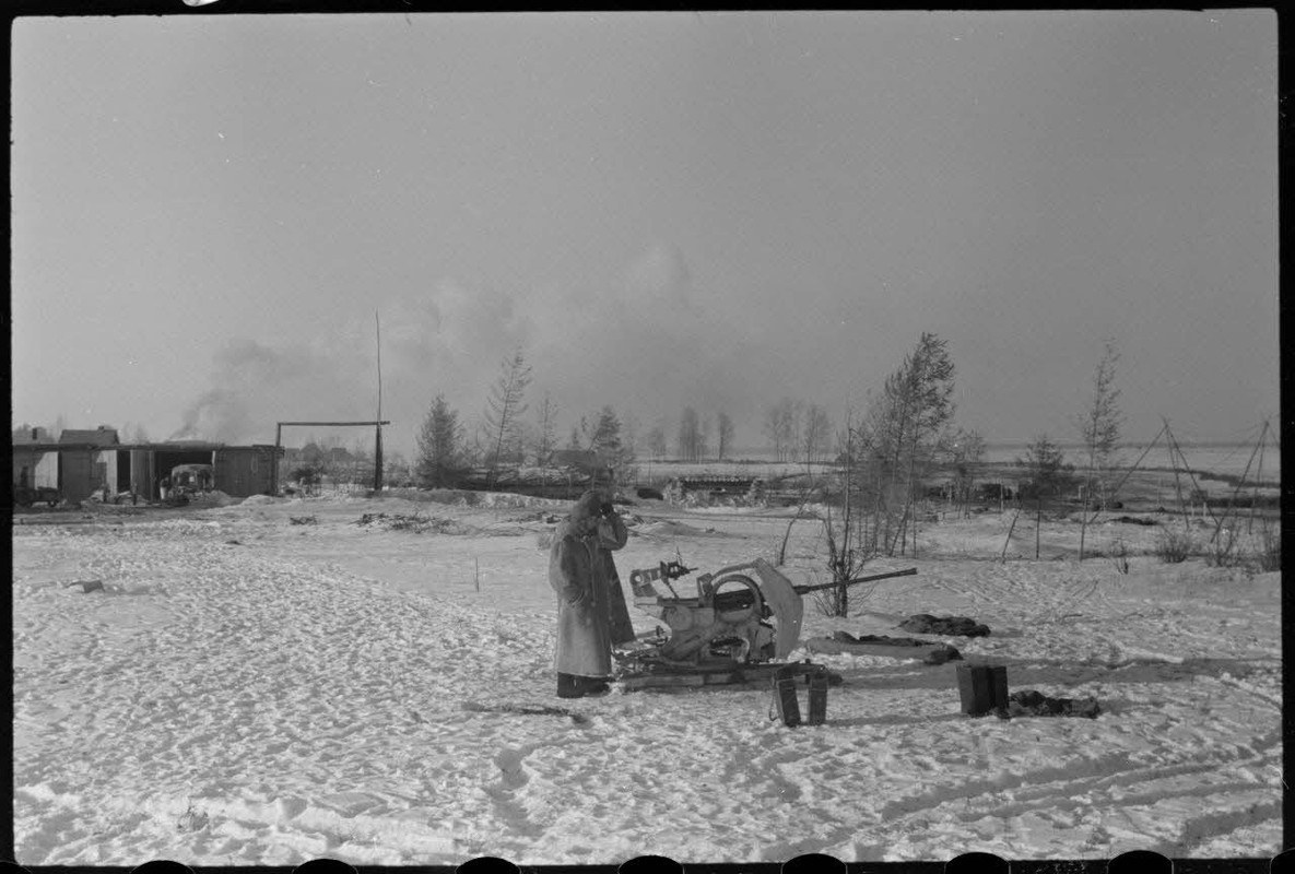 Dans le cadre de l'opération Büffelbewegung, la protection d'une route enneigée par des canons de 2 