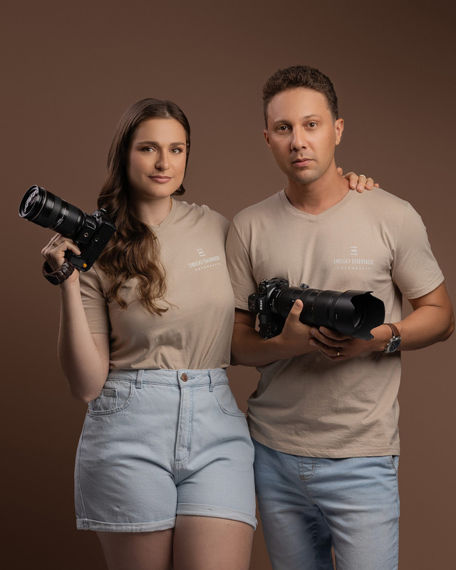 Diego e Dauana, fotógrafos de casamento, em retrato de estúdio