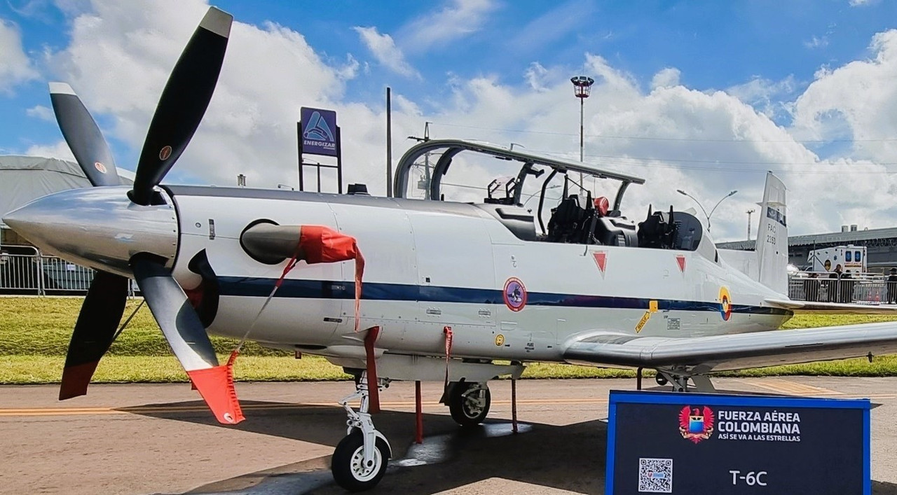 Colombia recibe su séptimo avión T-6C Texan