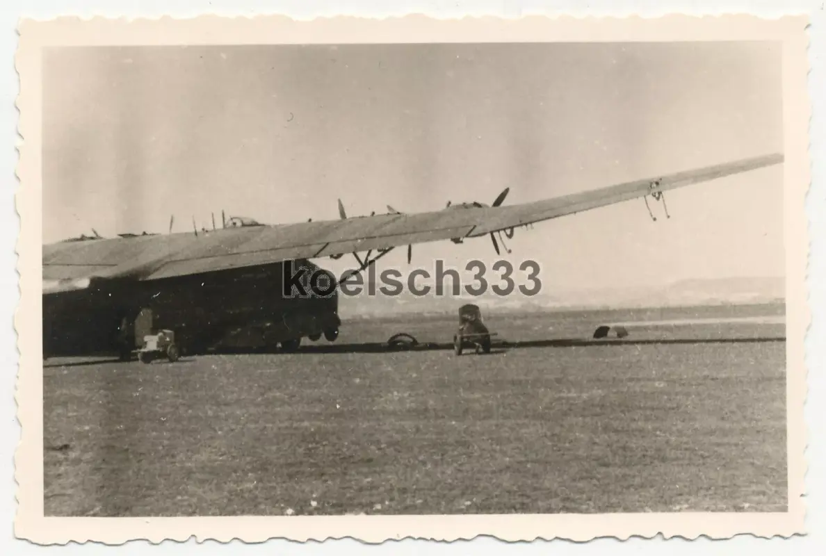 Foto Luftwaffe Transportgeschwader 5 Me 323 Flugzeug auf Flugplatz im Süden