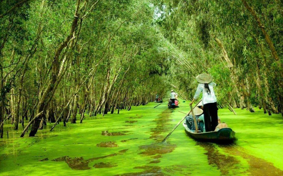Xuồng ba lá tại Trà Sư