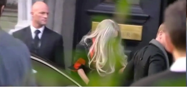 Leaving-Vogue-Shoot-with-Mario-Testino-0