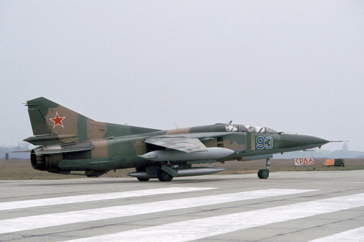 559 APIB Mig-23UB 93 Blue_390158 (9)
