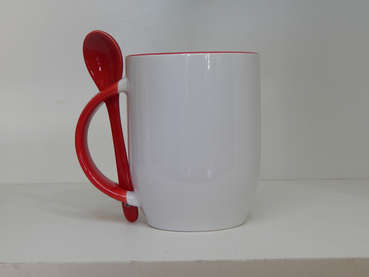 Caneca Oval com interior colorido com colher colorida Vermelha