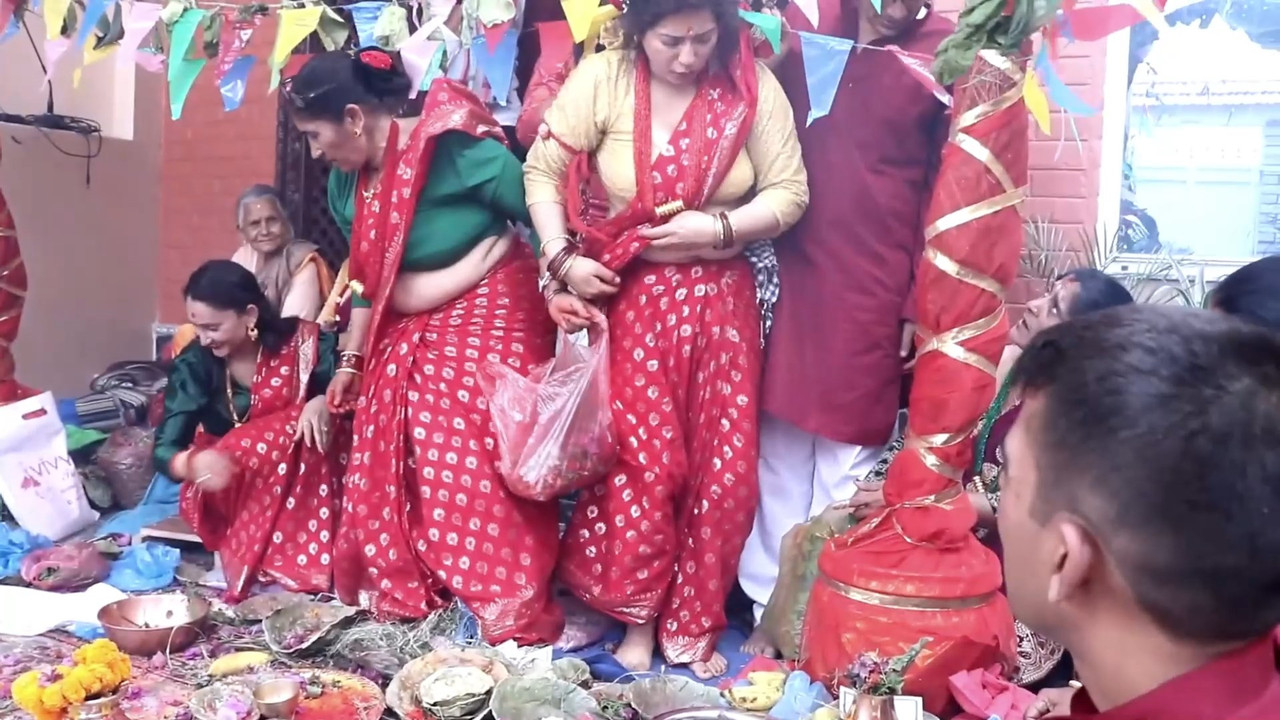 Chubby Nepali Aunty Sexy Round Boobs,Deep Navel in red saree.mp4_snapshot_01.51.399