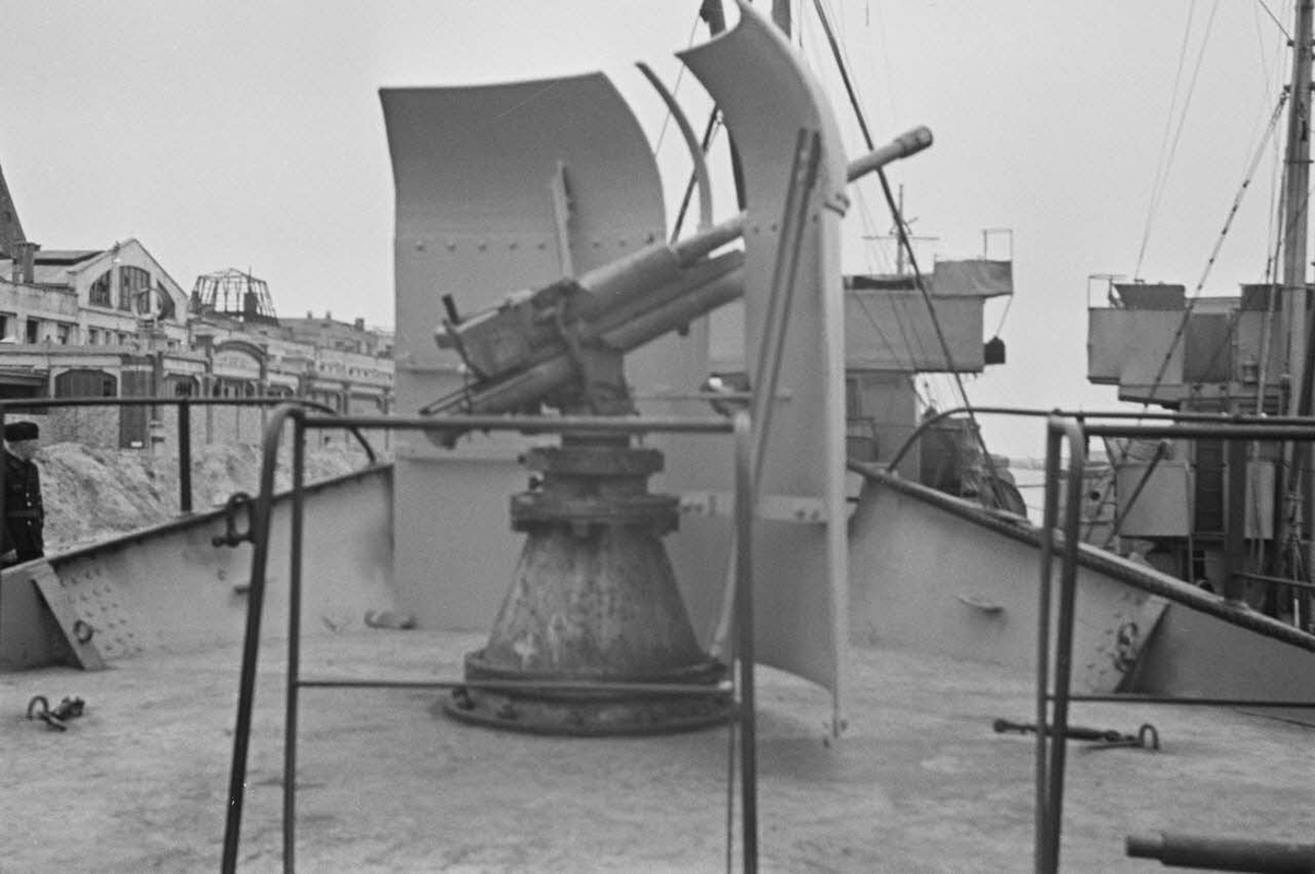 47-мм голландская ПТП (лицензионная австрийская Бохлера), судя по всему уже на немецком корабле. 1
