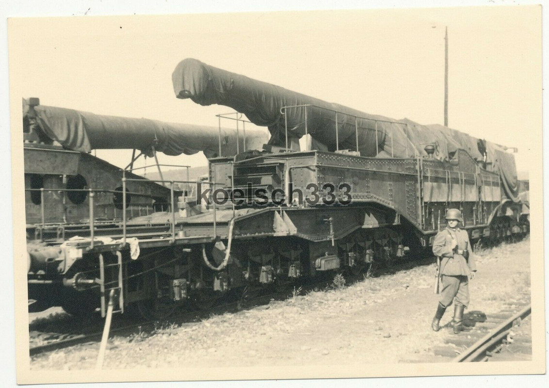 Foto Soldat der Wehrmacht an Eisenbahngeschützen ! Eisenbahn Artillerie Kanonen