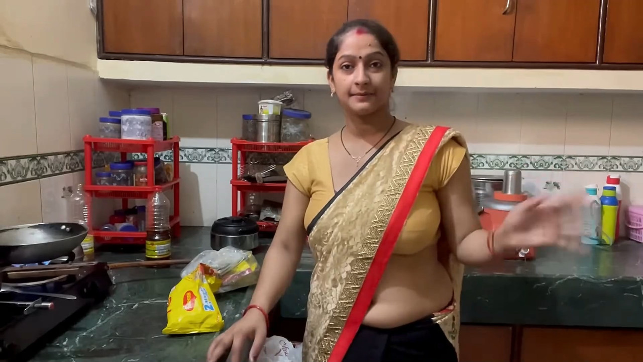 Sexy fleshy housewife ruby huge boobs, navel,ass in saree.mkv_snapshot_01.50.457