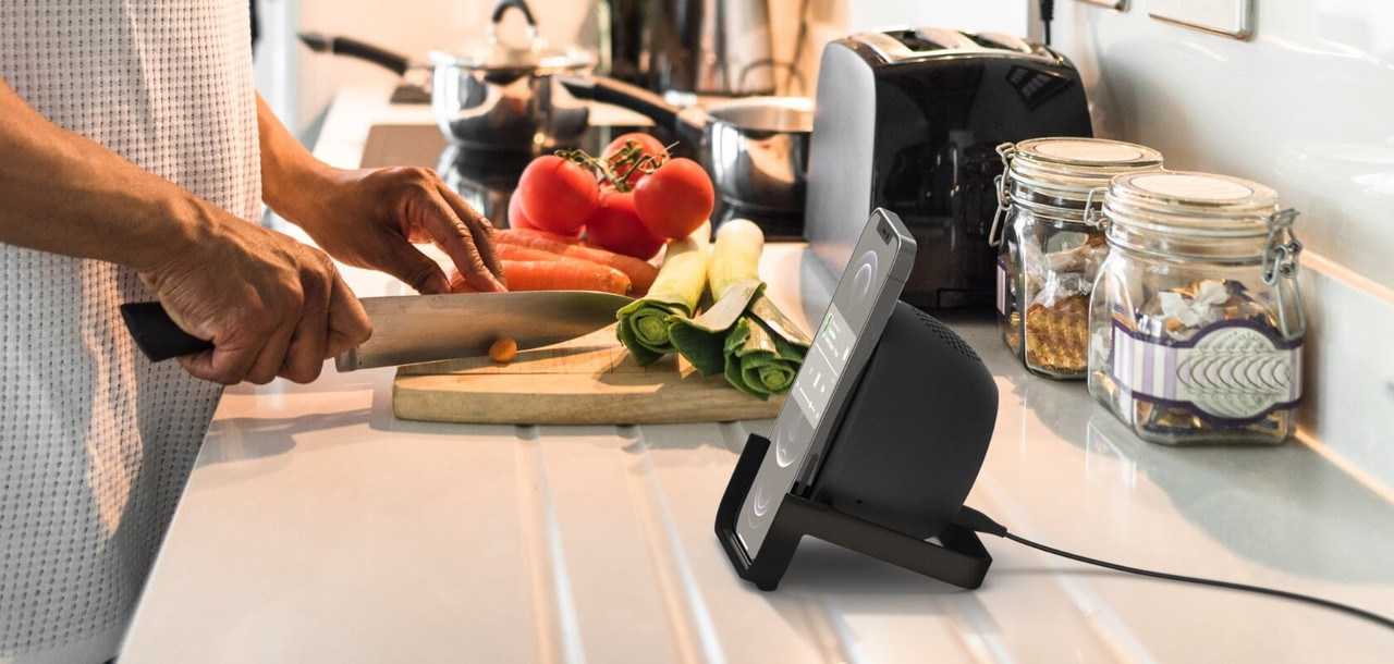 Un smartphone cargando en horizontal en el soporte Belkin, ideal para ver videos.