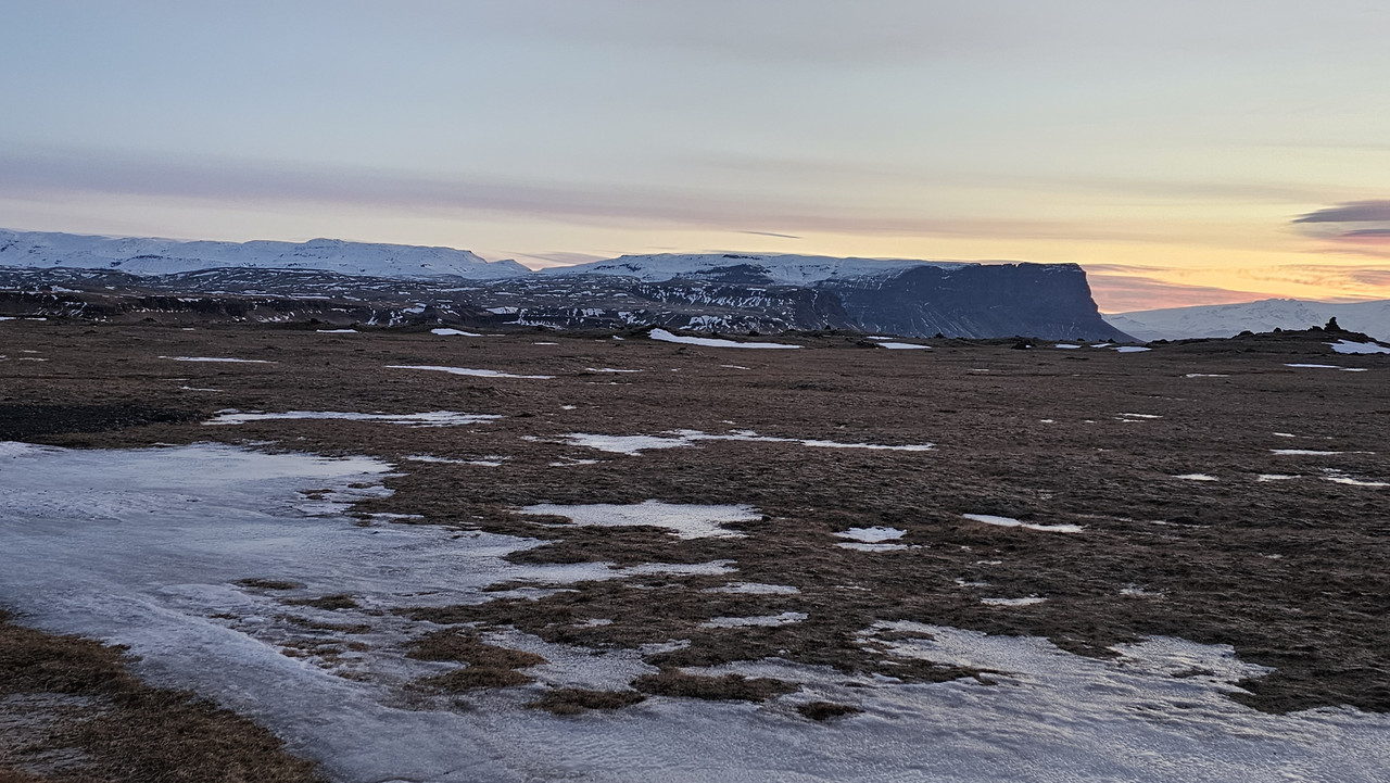 將近八點，尚未日出