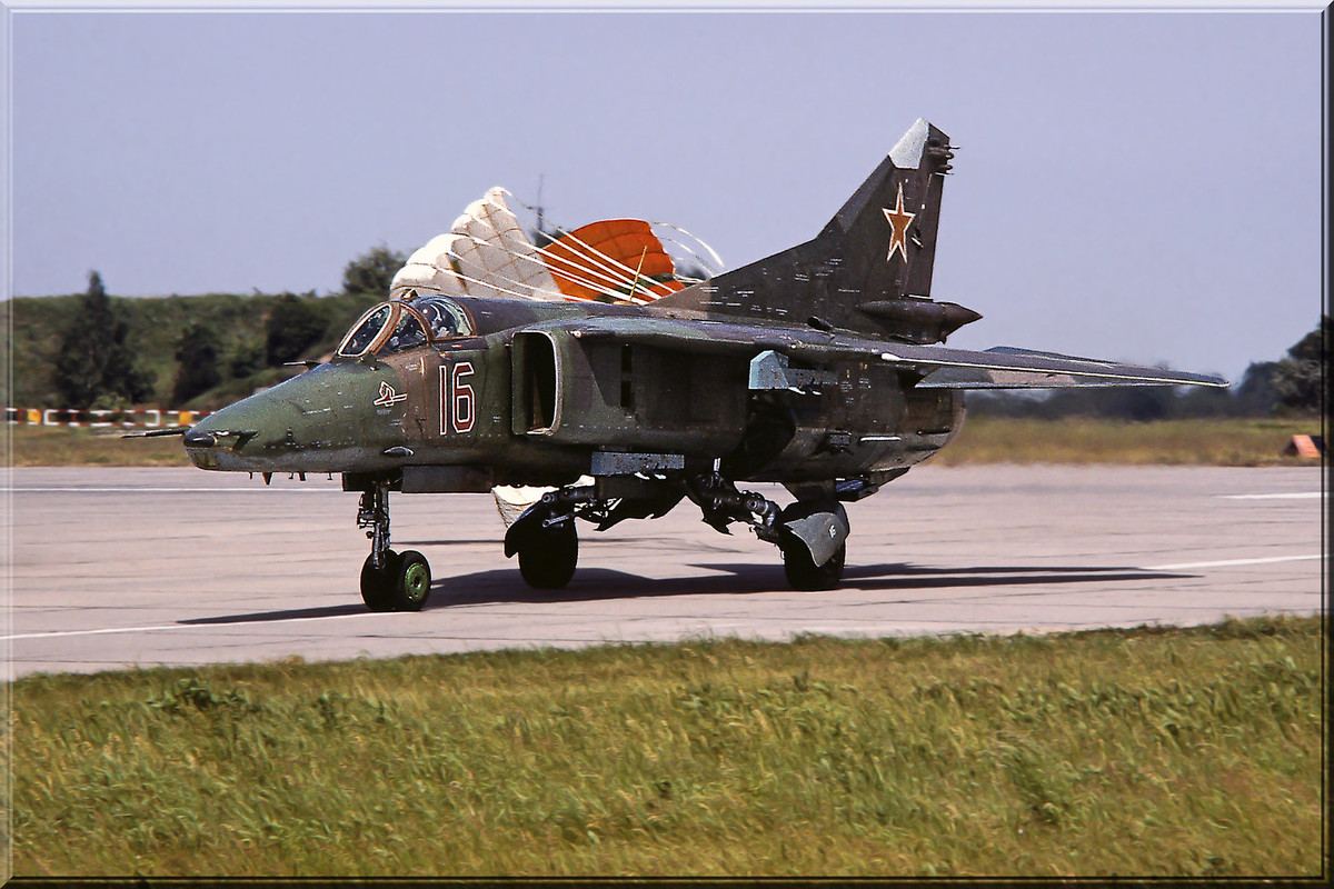 296 APIB MiG-27M 16 Red_83712545550, Sommer 1992