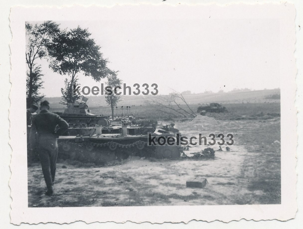 Foto Panzer Wracks und Gräber der Wehrmacht auf Schlachtfeld an der Düna 1941