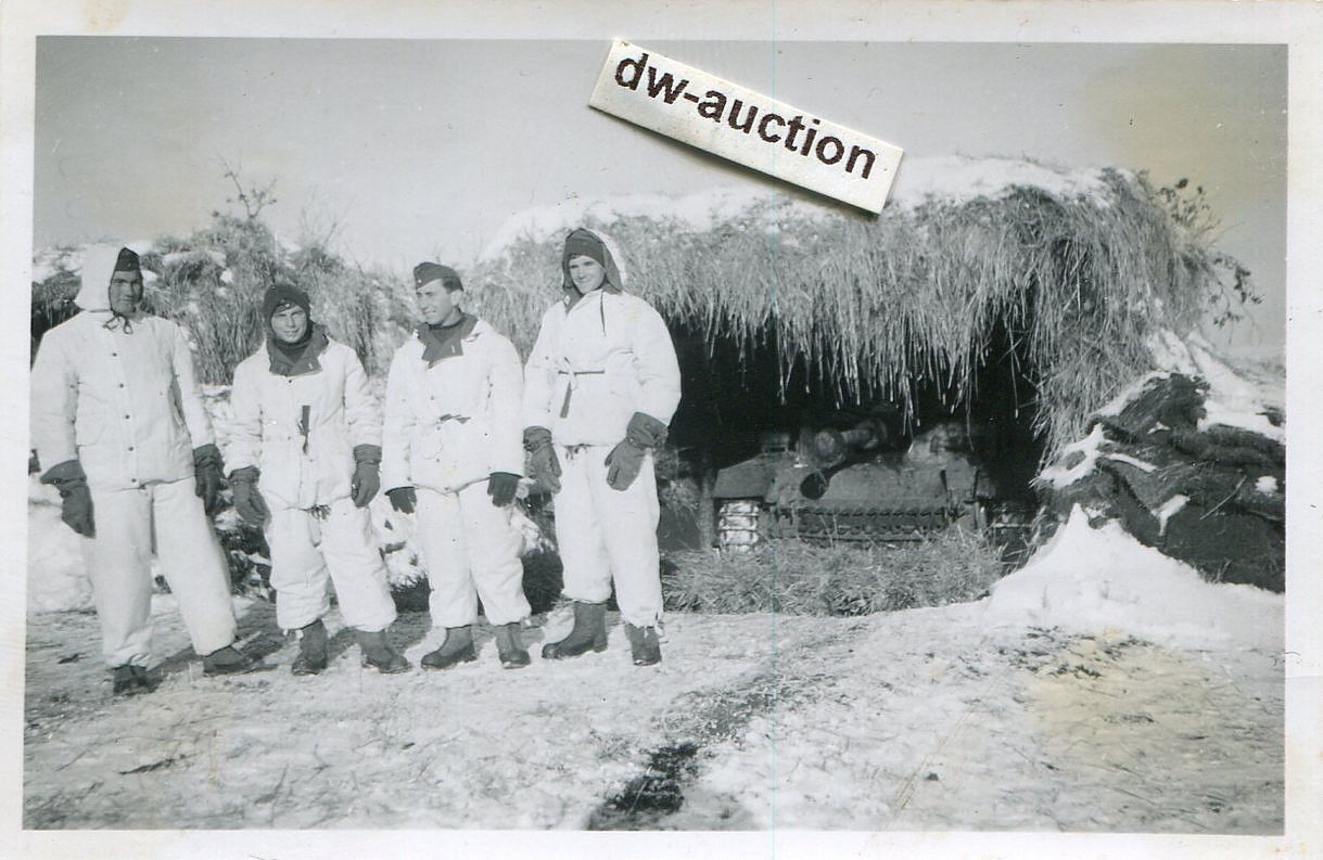 Sturmgeschütz Abt. , Soldaten vor Stug in Tarn U