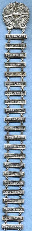 Armero. Electricista. Técnico Hidráulico. Técnico del Instrumental. Mecánico. Maquinista. Trabajador del Metal. Soldador. Técnico de Radio. Mecánico de los Visores de Bombardeo. Técnico de Conexiones. Mecánico del Paracaídas. Fotógrafo. Técnico de Laboratorio Fotográfico. Técnico de Torretas y Visores. Mecánico de Radio V-I. Observador de Radio V-I. Mecánico de Radio. Operador de Radio. Mecánico de Teletipo. Meteorólogo. Observador