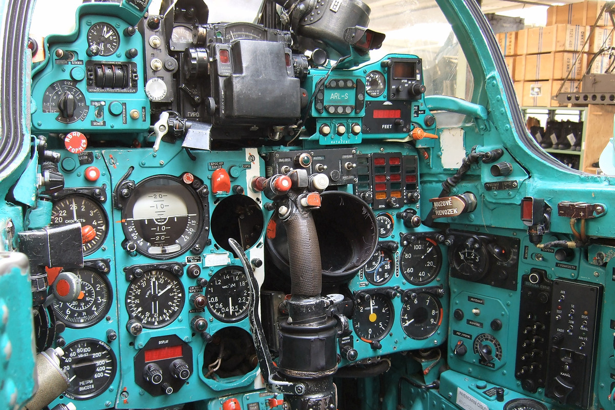 Cockpit_of_a_MiG-21MF