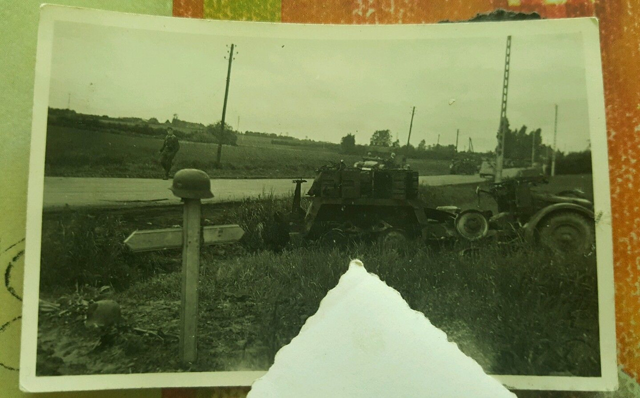 Original Foto Halbkette Zerstörug Grab Helm