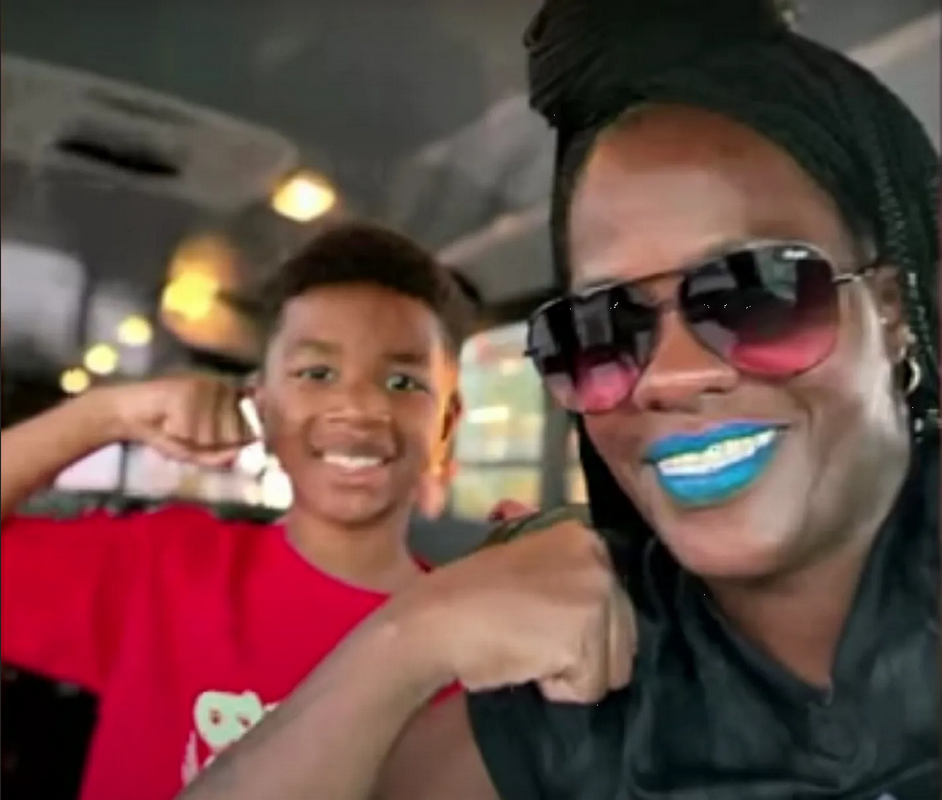 Niño es salvado de morir atragantado por conductora de autobús en Dallas: video