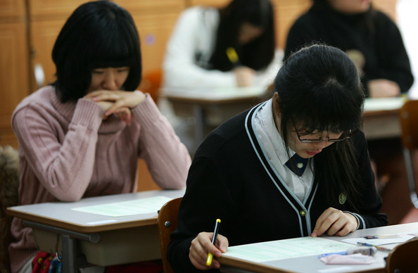 Beberapa murid di Korea Selatan sedang belajar