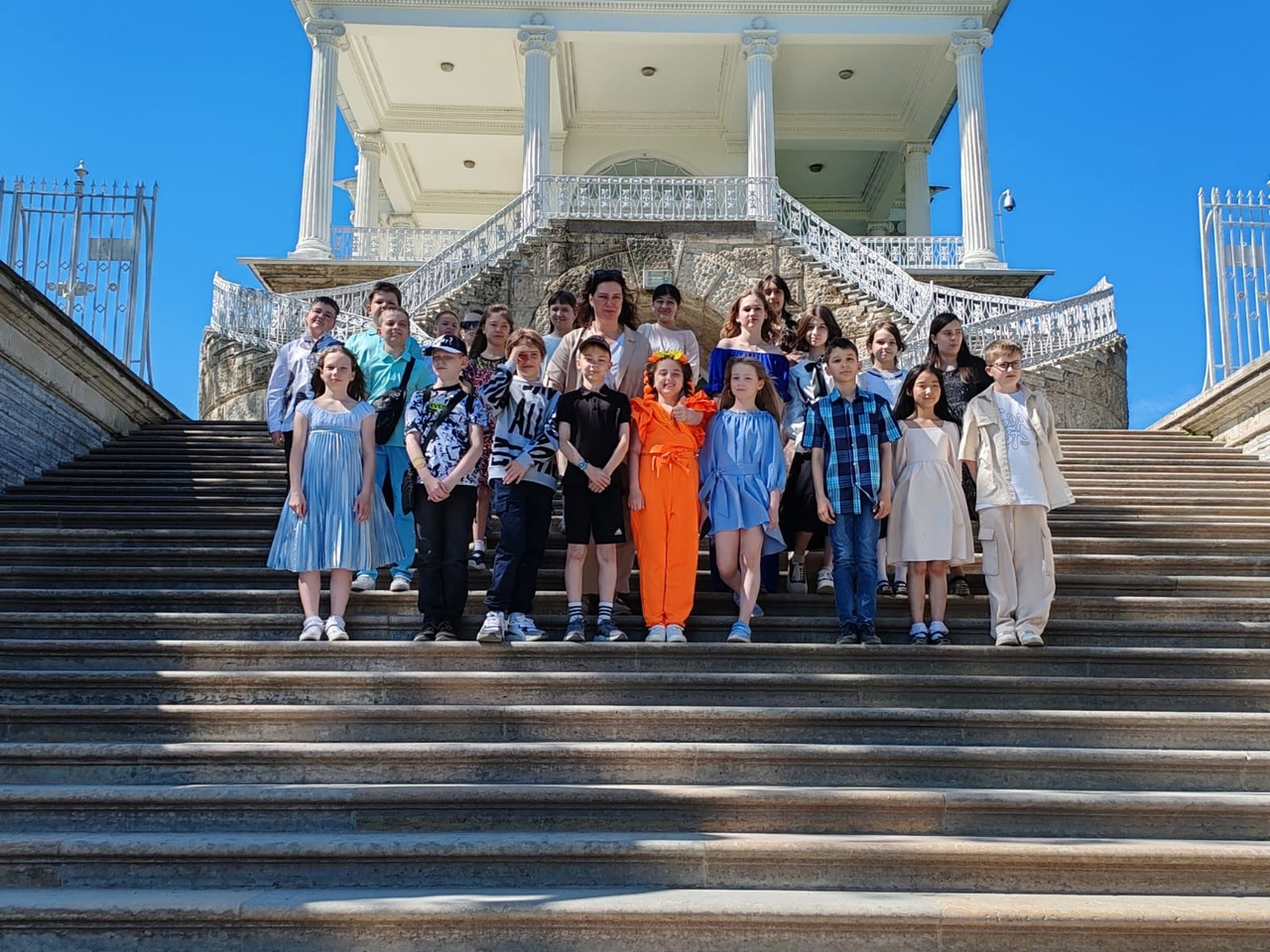 Дети в автобусе во время экскурсии